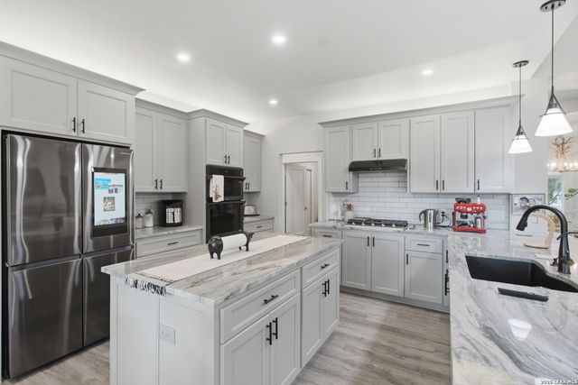 356 CREEKWOOD DR, Bandera, TX 78003