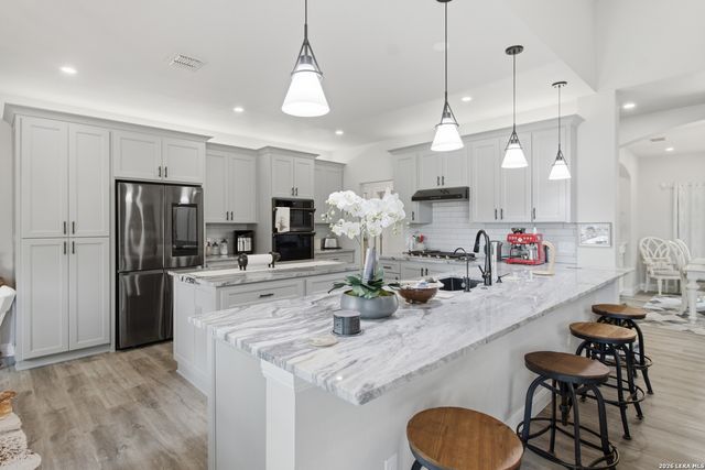 356 CREEKWOOD DR, Bandera, TX 78003