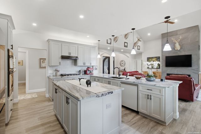356 CREEKWOOD DR, Bandera, TX 78003