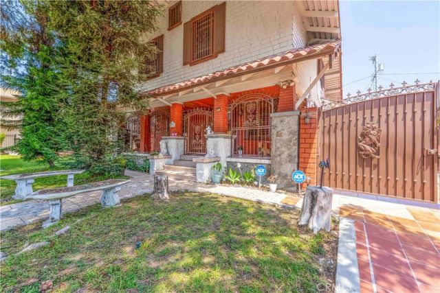 128 N St Andrews Place, Los Angeles, CA 90004