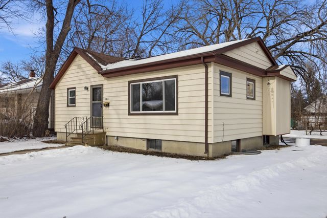 1621 12th Avenue S, Fargo, ND 58103