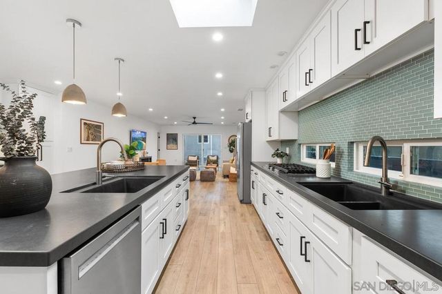 2152 Emerald St, San Diego, CA 92109