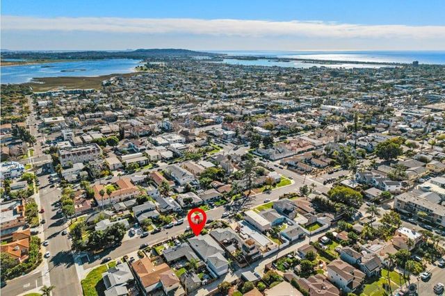 2152 Emerald St, San Diego, CA 92109