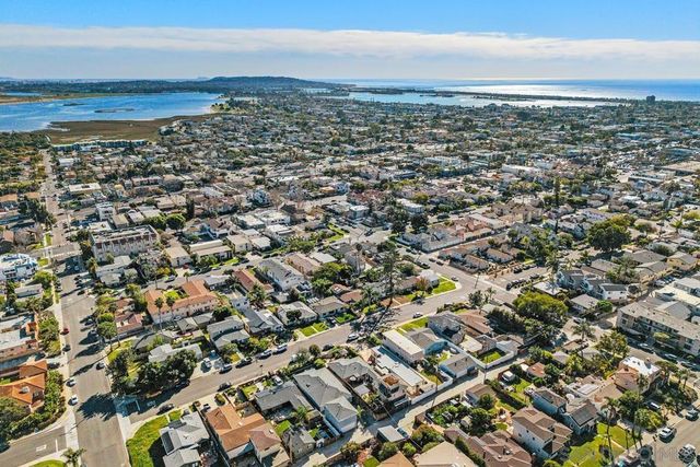 2152 Emerald St, San Diego, CA 92109