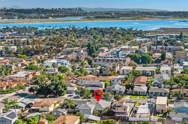 2152 Emerald St, San Diego, CA 92109