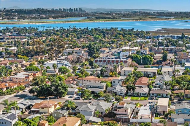 2152 Emerald St, San Diego, CA 92109