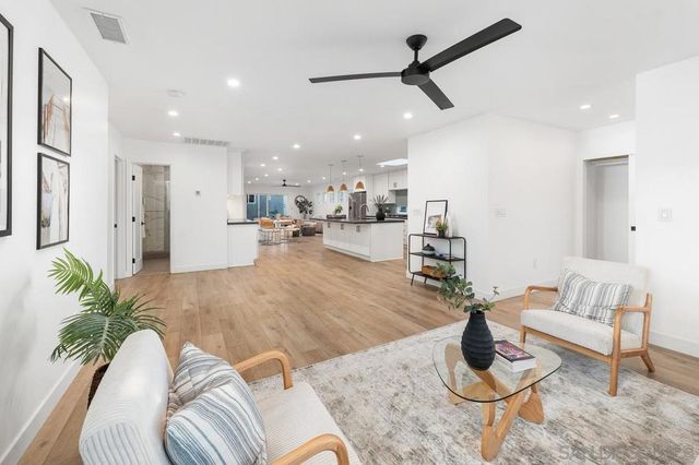 2152 Emerald St, San Diego, CA 92109