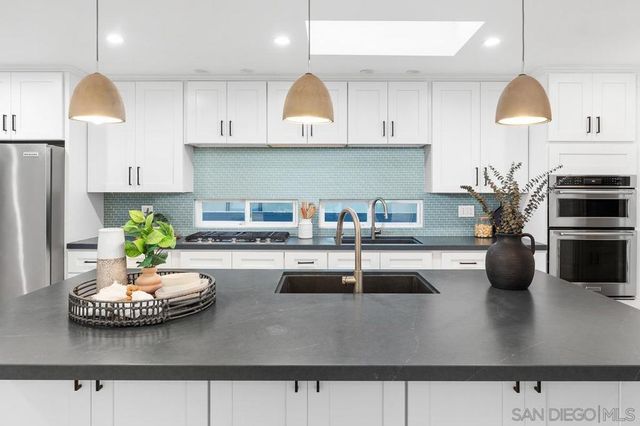 2152 Emerald St, San Diego, CA 92109