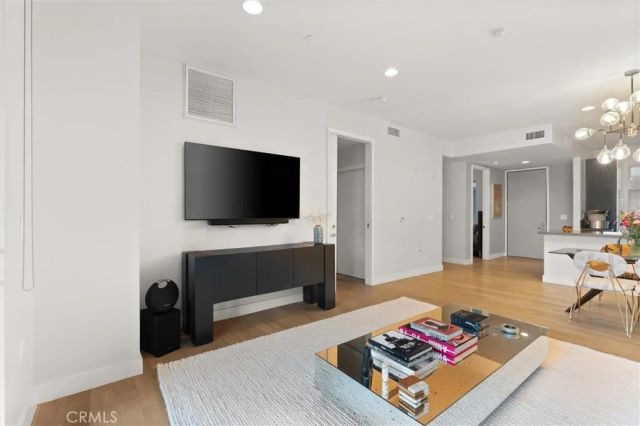 6001 Carlton Way 102, Los Angeles, CA 90028