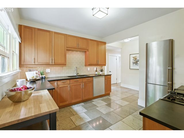 1522 Se CARLTON St, Portland, OR 97202