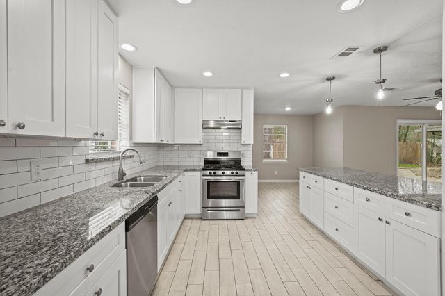 105 Navajo Street, Conroe, TX 77316