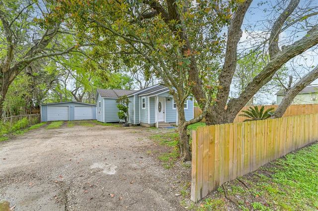 205 Prune Street, La Marque, TX 77568