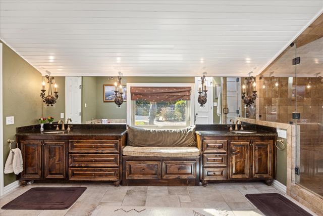 1517 Lakeview Court, Granbury, TX 76048