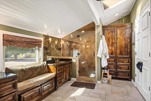 1517 Lakeview Court, Granbury, TX 76048