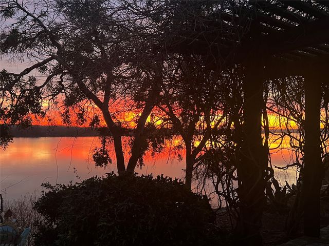 1517 Lakeview Court, Granbury, TX 76048