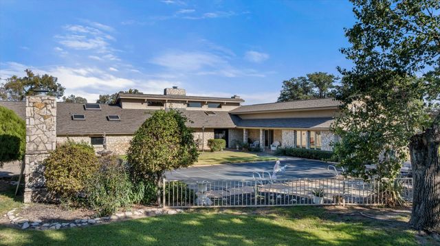 1517 Lakeview Court, Granbury, TX 76048