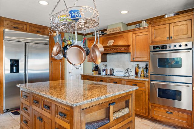 1517 Lakeview Court, Granbury, TX 76048