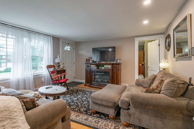 21 Charlotte Avenue, Nashua, NH 03064