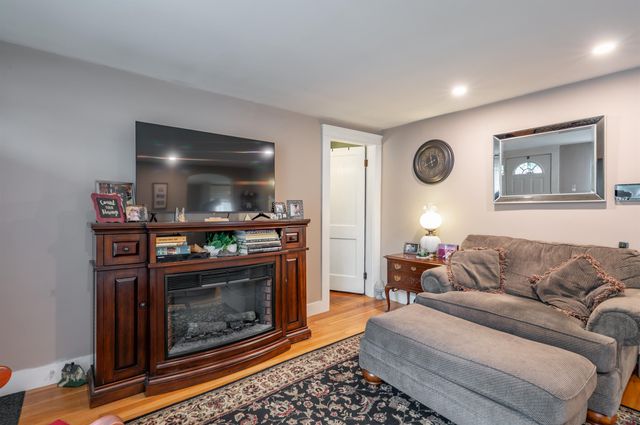 21 Charlotte Avenue, Nashua, NH 03064