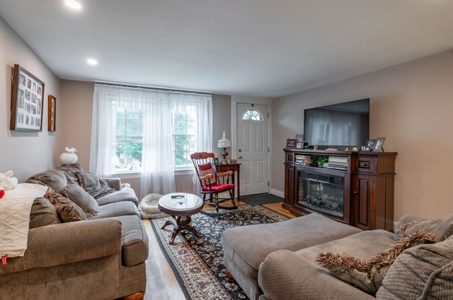 21 Charlotte Avenue, Nashua, NH 03064