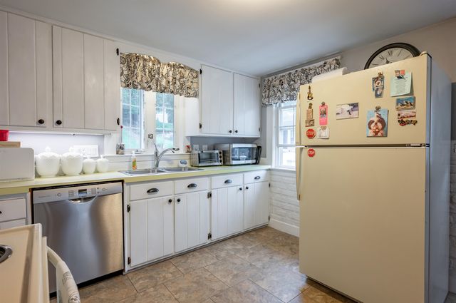 21 Charlotte Avenue, Nashua, NH 03064