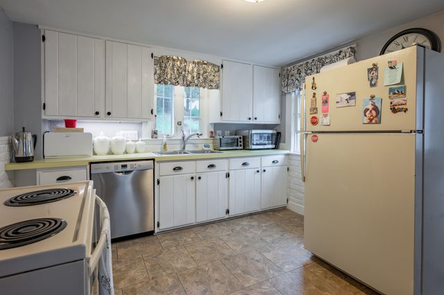 21 Charlotte Avenue, Nashua, NH 03064