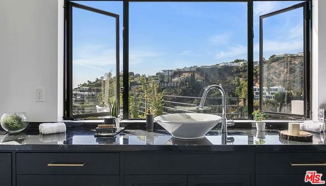 1501 Viewsite Terrace, Los Angeles, CA 90069