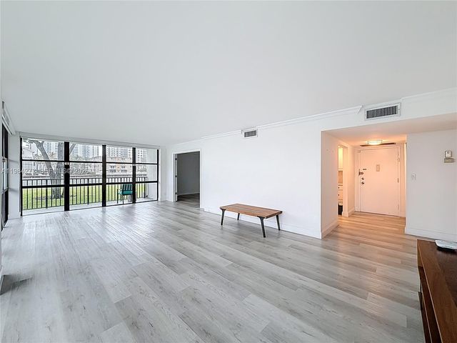 1000 Parkview Dr 121, Hallandale Beach, FL 33009