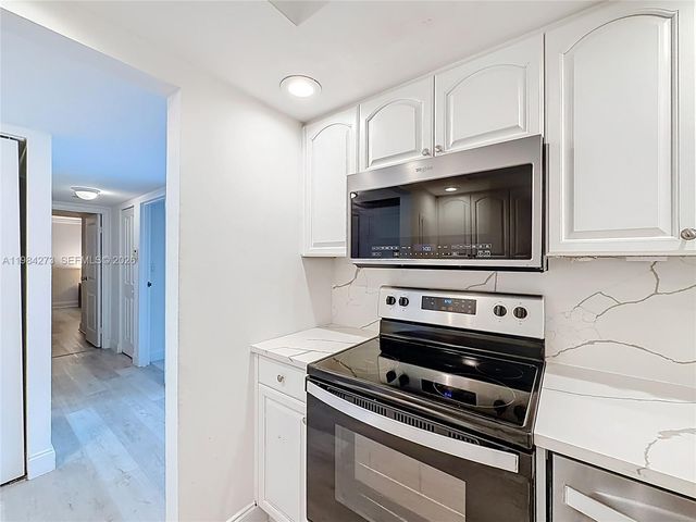 1000 Parkview Dr 121, Hallandale Beach, FL 33009