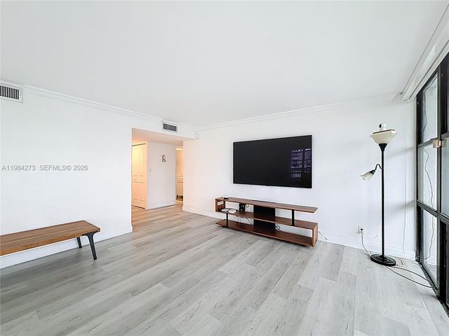 1000 Parkview Dr 121, Hallandale Beach, FL 33009