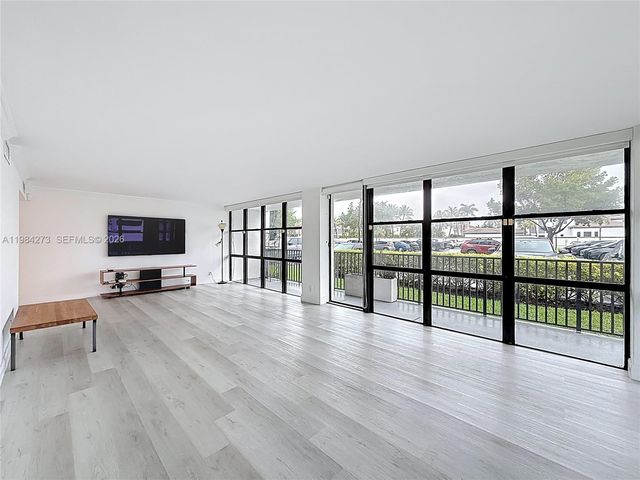 1000 Parkview Dr 121, Hallandale Beach, FL 33009