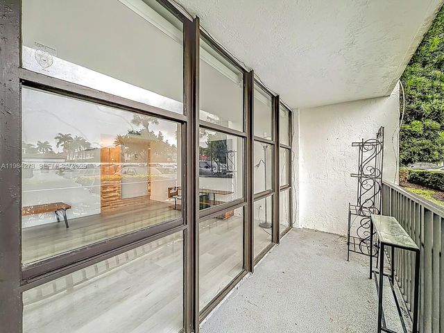 1000 Parkview Dr 121, Hallandale Beach, FL 33009