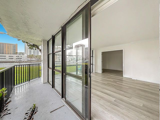 1000 Parkview Dr 121, Hallandale Beach, FL 33009