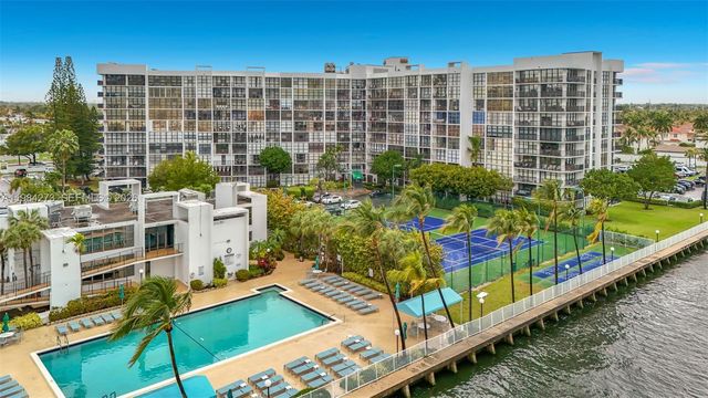 1000 Parkview Dr 121, Hallandale Beach, FL 33009