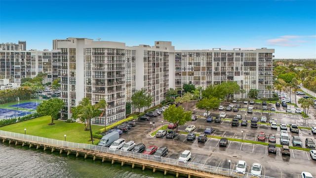 1000 Parkview Dr 121, Hallandale Beach, FL 33009