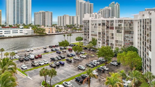 1000 Parkview Dr 121, Hallandale Beach, FL 33009