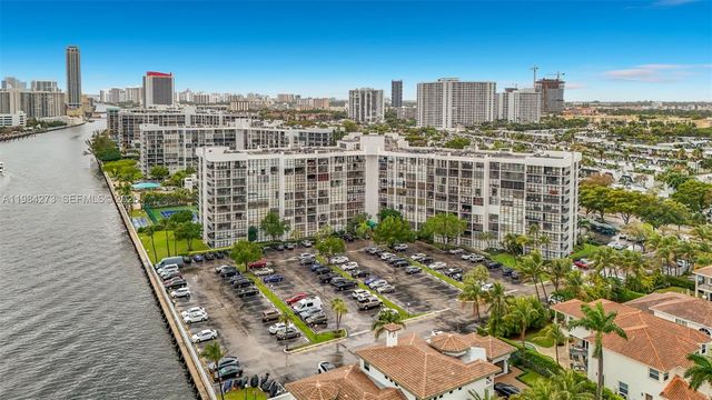 1000 Parkview Dr 121, Hallandale Beach, FL 33009