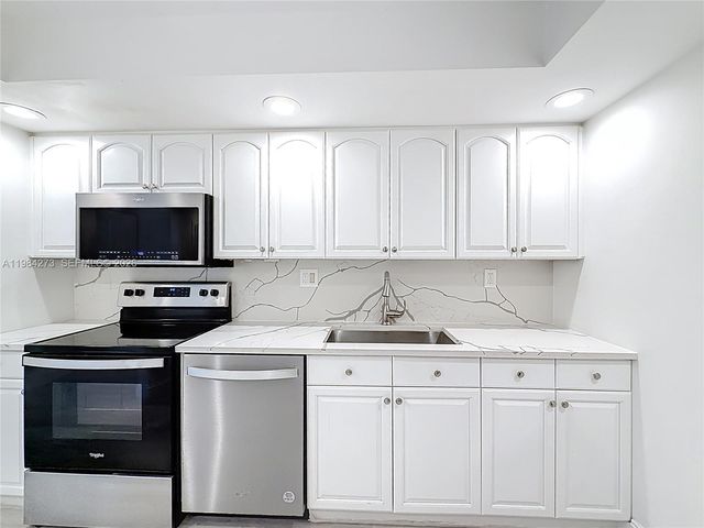 1000 Parkview Dr 121, Hallandale Beach, FL 33009