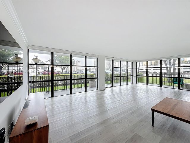 1000 Parkview Dr 121, Hallandale Beach, FL 33009