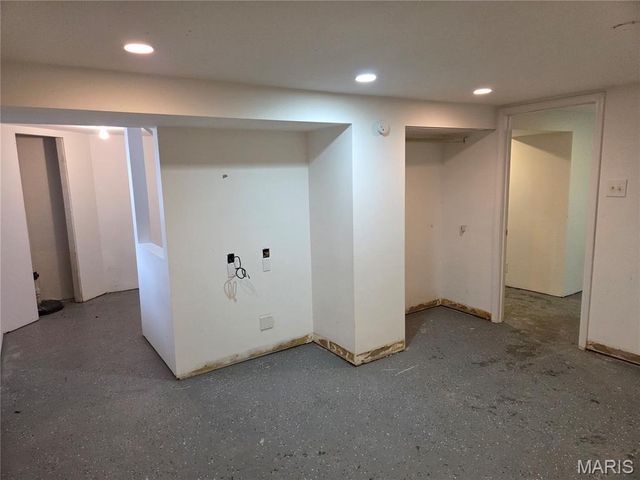 945 Edgehill Drive, Ferguson, MO 63135