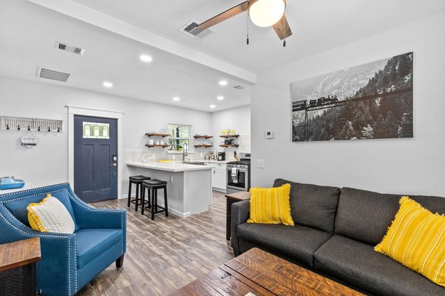 404 West 3rd St, League City, TX 77573