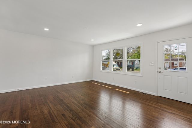 28 Gem Avenue, Toms River, NJ 08755