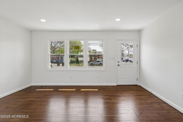 28 Gem Avenue, Toms River, NJ 08755