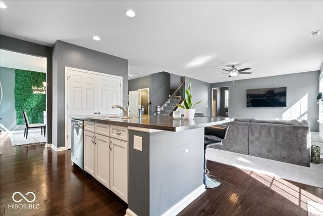 8595 N Deer Hill Drive, Mccordsville, IN 46055