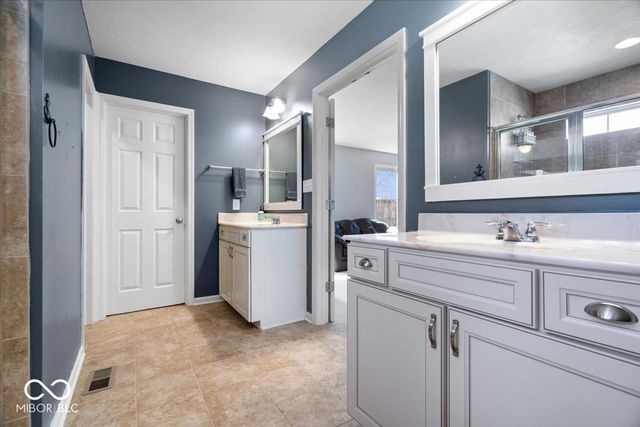 8595 N Deer Hill Drive, Mccordsville, IN 46055