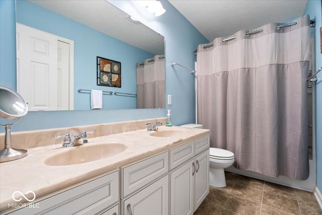 8595 N Deer Hill Drive, Mccordsville, IN 46055