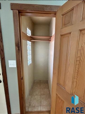 1005 N Kiwanis Ave Avenue, Sioux Falls, SD 57104