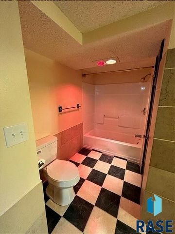 1005 N Kiwanis Ave Avenue, Sioux Falls, SD 57104