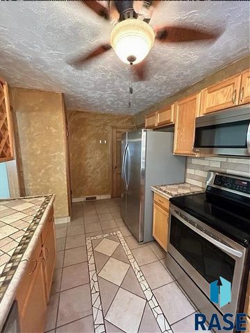 1005 N Kiwanis Ave Avenue, Sioux Falls, SD 57104