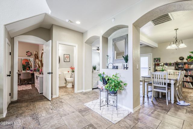 2072 ROBERT MINNIE A, El Paso, TX 79938